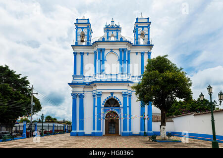 Church peint en bleu et blanc dans la ville de San Cristobal de las Casas, Chiapas, Mexique Banque D'Images