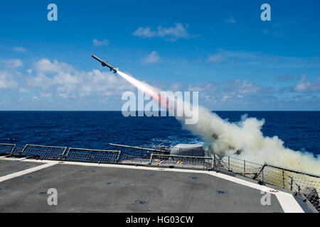 160714-N-OL837-017 OCÉAN PACIFIQUE (14 juillet 2016) Les marins à bord du croiseur lance-missiles USS Princeton (CG 59) un incendie RGM-84 Harpoon missile anti-navires au cours d'un exercice international de naufrage, ou SINKEX, pour le Rim of the Pacific 2016. Vingt-six nations, plus de 40 navires et sous-marins, plus de 200 avions, et 25 000 hommes participent à l'EXERCICE RIMPAC du 30 juin au 4 août, dans et autour des îles Hawaï et la Californie du Sud. Le plus grand exercice maritime international RIMPAC, offre une formation unique qui aide les participants à favoriser et soutenir la cooper Banque D'Images