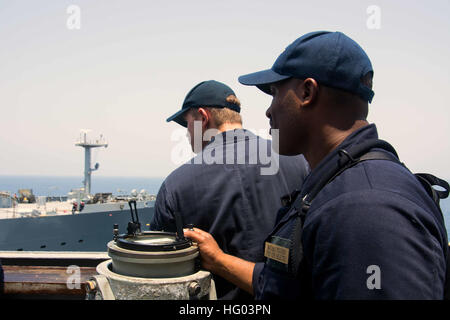 160815-N-GK781-018 GOLFE D'ADEN (16 août 2000 15, 2016) maître d'armes de 1re classe Kendy Peguero, choisi pour la promotion de premier maître, droit, de Jersey City, N.J., agit comme l'agent de manoeuvre aux côtés sous le lieutenant J.G. James Snow, de Pierre, S.D., au cours d'un ravitaillement en mer avec la reconstitution de la flotte oiler USNS Laramie (T-AO 203) à bord du destroyer lance-missiles USS Mason (DDG 87). Mason, déployés dans le cadre du groupe aéronaval d'Eisenhower, appuie les opérations de sécurité maritime et les efforts de coopération en matière de sécurité dans le théâtre dans la 5e flotte américaine zone d'opérations. (U.S. Navy pho Banque D'Images