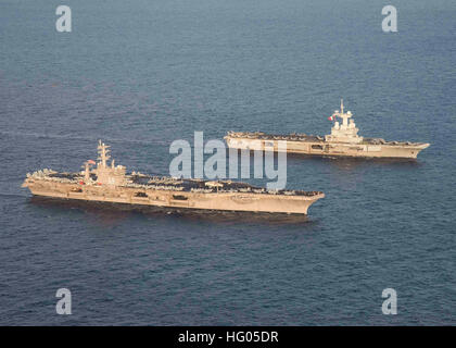 161125-N-QY430-468 MER MÉDITERRANÉE (déc. 6, 2016) porte-avions USS Dwight D. Eisenhower (CVN 69) transits la mer Méditerranée aux côtés de FS du porte-avions Charles de Gaulle (R91). Eisenhower, actuellement déployé dans le cadre du groupe aéronaval d'Eisenhower, mène des opérations navales dans la sixième flotte américaine zone d'opérations à l'appui de la sécurité nationale des États-Unis en Europe. (U.S. Photo par Marine Maître de 1re classe Rafael Martie/relâché), USS Dwight D. Eisenhower (CVN-69) et Charles de Gaulle (R91) en cours dans la Méditerranée le 6 décembre 2016 Banque D'Images