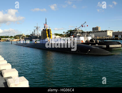 110930-N-UK333-048 PEARL HARBOR (sept. 30, 2011) La classe de Los Angeles sous-marin d'attaque rapide USS CHEYENNE (SSN 773) renvoie à une base commune Pearl Harbor-Hickam après un déploiement de six mois dans la région du Pacifique occidental. (U.S. Photo par marine Spécialiste de la communication de masse 2e classe Ronald Gutridge/libérés) US Navy 110930-N-UK333-048 Le Los Angeles-classe sous-marin d'attaque rapide USS CHEYENNE (SSN 773) renvoie à une base commune Pearl Harbor-Hickam après six Banque D'Images