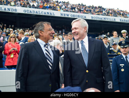 111001-N-AC887-002 ANNAPOLIS (oct. 1, 2011) Secrétaire de la Marine (SECNAV) Ray Mabus, et le ministre de la Défense (Cible confirmée) Leon Panetta se préparent à prendre le terrain pour l'ouverture pile ou face avant de la NCAA football match entre l'US Air Force Academy et de l'académie navale des États-Unis à Navy Marine Corps Stadium. Les aspirants de perdu pour les Cadets, 35-34 en prolongation. (U.S. Photo par marine Spécialiste de la communication de masse en chef Sam/rasoirs) Parution US Navy 111001-N-AC887-002 Secrétaire de la Marine (SECNAV) Ray Mabus, et le ministre de la Défense (Cible confirmée) Leon Panetta se préparent à prendre le terrain pour th Banque D'Images