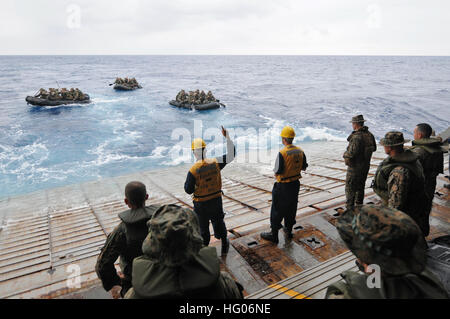 111006-N-MW330-131 MER DES PHILIPPINES (24 oct. 6, 2011) marins affectés à l'avant-déployé landing ship dock amphibie USS Germantown (LSD 42) et les Marines affectés à la 31e Marine Expeditionary Unit (MEU) 31e lancer la lutte contre la reconnaissance de l'artisanat en caoutchouc sur le shipÕs stern gate pendant un exercice de formation intégration amphibie. Germantown fait partie de l'Essex et du groupe amphibie est effectuant des opérations dans le Pacifique occidental. (U.S. Photo par marine Spécialiste de la communication de masse 2e classe Spencer Mickler/libérés) US Navy 111006-N-MW330-131 marins affectés à l'avant-déployés amph Banque D'Images