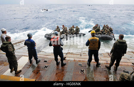 111006-N-MW330-360 MER DES PHILIPPINES (24 oct. 6, 2011) marins affectés à l'avant-déployé landing ship dock amphibie USS Germantown (LSD 42) et les Marines affectés à la 31e Marine Expeditionary Unit (MEU) 31e lancer la lutte contre la reconnaissance de l'artisanat en caoutchouc sur le shipÕs stern gate pendant un exercice de formation intégration amphibie. Germantown fait partie de l'Essex et du groupe amphibie est effectuant des opérations dans le Pacifique occidental. (U.S. Photo par marine Spécialiste de la communication de masse 2e classe Spencer Mickler/libérés) US Navy 111006-N-MW330-360 marins affectés à l'avant-déployés amph Banque D'Images