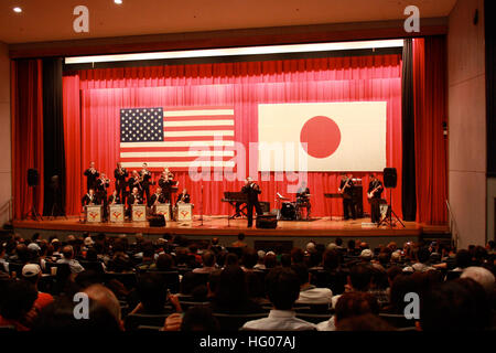 111016-N-QR679-133 Yokosuka, Japon (oct. 16, 2011) La 7ème flotte américaine, l'ensemble de la bande Extrême-Orient Edition, effectuée pendant une base ouverte journée au parc automobile de commande Yokosuka. (U.S. Photo par Marine 2e classe Caliva musicien James/libérés) US Navy 111016-N-QR679-133 La 7ème flotte américaine, l'ensemble de la bande Extrême-Orient Edition, effectuée pendant une journée à base ouverte Activités flotte commande Yokosuk Banque D'Images