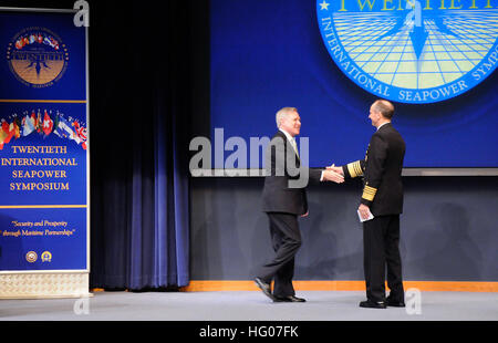 111020-N-FC670-023 WASHINGTON (oct. 20, 2011) Le chef des opérations navales (ONC) Adm. Jonathan Greenert, droit, et secrétaire de la Marine (SECNAV) l'honorable Ray Mabus saluent au 20e Symposium international sur. (U.S. Photo par marine Spécialiste de la communication de masse 2e classe E. Shannon Renfroe/libérés) US Navy 111020-N-FC670-023 Chief of Naval Operations (ONC) Adm. Jonathan Greenert, droit, et secrétaire de la Marine (SECNAV) Banque D'Images