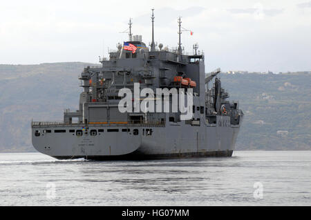 111023-N-ZB122-001 La baie de Souda, Grèce (oct. 23, 2011) Le transport maritime de marchandises sèches commande militaire et des munitions ship USNS Robert E. Peary (T-AKE-5) Départ de l'Embarcadère de l'OTAN Marathi installation après une escale de routine. (U.S. Photo par marine Spécialiste de la communication de masse Chelsy Alamina matelot/libérés) US Navy 111023-N-ZB122-001 La commande de transport maritime de marchandises militaires et munitions ship USNS Robert E. Peary (T-AKE-5) Départ de l'OTAN Marathi Pier Banque D'Images