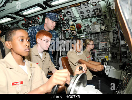 111026-N-UK333-046 PEARL HARBOR, Hawaï (oct. 26, 2011) Technicien en électronique en chef Terry Butts porte sur les opérations de contrôle et de commandement de sous-marin à un groupe de cadets de la Marine ROTC Junior High School de Radford au cours d'une visite de la classe Los Angeles-sous-marin d'attaque USS CHEYENNE (SSN 773). (U.S. Photo par marine Spécialiste de la communication de masse 2e classe Ronald Gutridge/libérés) US Navy 111026-N-UK333-046 chef technicien électronique explique Terry Butts de commandement de sous-marin de base et des opérations de lutte à un groupe de Marine Jun Banque D'Images