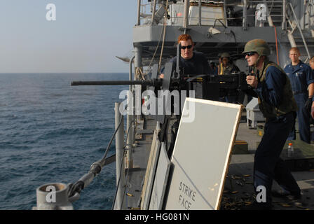 111028-N-DU438-024 de la mer d'Oman (oct. 28, 2011) GunnerÕs Mate Matelot-chef Eric Wheeler une mitrailleuse M240 au cours d'un exercice de tir à bord du croiseur lance-missiles USS Gettysburg (CG 64). Gettysburg est déployé sur le 5e Flotte des États-Unis zone de responsabilité des opérations de sécurité maritime et missions d'appui dans le cadre des opérations Enduring Freedom et New Dawn. (U.S. Photo par marine Spécialiste de la communication de masse 3 Classe Betsy Knapper/libérés) US Navy 111028-N-DU438-024 Mate du canonnier Matelot-chef Eric Wheeler une mitrailleuse M240 au cours d'un exercice de tir à bord du croiseur lance-missiles USS Banque D'Images