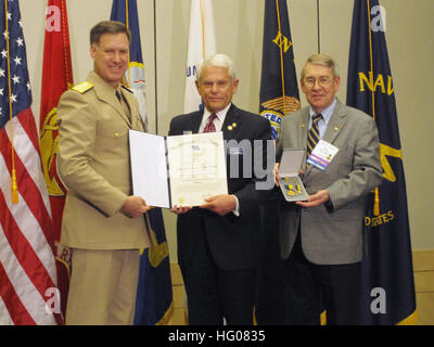 111029-N-ZZ999-001 Chattanooga, au Tennessee (oct. 29, 2011) Vice-chef des opérations navales (VCNO) Adm. Mark Ferguson présente le distingué Prix de la fonction publique à la Direction générale, le Dan out-président national de la Ligue va, au cours du Cercle du Président Réception à la Convention nationale de la Ligue 2011. (U.S. Photo de la marine par le lieutenant Cmdr. Christopher Servello/libérés) US Navy 111029-N-ZZ999-001 Vice-chef des opérations navales (VCNO) Adm. Mark Ferguson présente le distingué Prix de la fonction publique Direction générale de Dan Banque D'Images