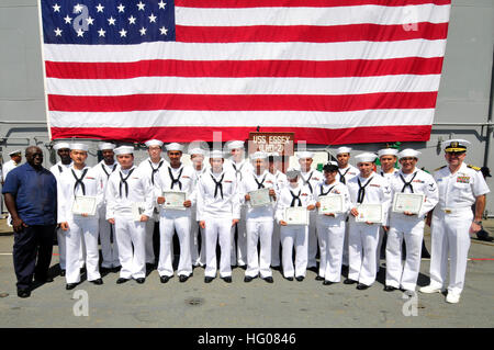 111031-N-KM175-096 Subic Bay, Philippines (oct. 31, 2011) marins posent pour une photo de groupe avec l'Ambassadeur des États-Unis, de la République des Philippines Harry K. Thomas Jr., à gauche, et le Capitaine David Fluker, commandant du navire d'assaut amphibie USS Essex (DG 2), après une cérémonie de naturalisation où tous les 18 marins sont devenus citoyens américains. Essex est une partie du groupe amphibie d'Essex et est en train de mener des opérations dans la région du Pacifique occidental. (U.S. Photo par marine Spécialiste de la communication de masse 1re classe Terry Matlock/libérés) US Navy 111031-N-KM175-096 marins posent pour une photo de groupe après une natu Banque D'Images