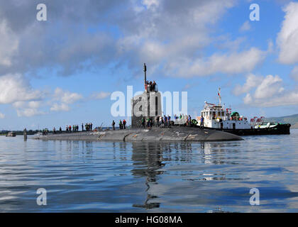 111110-N-QY759-110 Subic Bay, Philippines (nov. 10, 2011) Le sous-marin d'attaque de la classe Virginia USS Texas (SSN 775) entre dans Subic Bay pour effectuer une visite de port et coordonnée d'amarrage le long de la tendance d'offres sous-marin USS Emory S. Land (comme 39). Le Texas est la conduite de son premier déploiement dans la région du Pacifique occidental. (U.S. Photo par marine Spécialiste de la communication de masse 1re classe David R. Krigbaum/libérés) US Navy 111110-N-QY759-110 Le Virginia-sous-marin d'attaque USS Texas classe (SSN 775) entre dans Subic Bay pour effectuer une visite de port et coordonnées ont eu tendance Banque D'Images