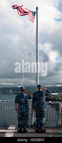 111110-N-wx059-006 OCÉAN PACIFIQUE (nov. 10, 2011) Les marins à bord de missiles de l'USS Chafee (DDG 90) saluer le drapeau Les couleurs du matin avant qu'ils obtiennent en cours pour participer à l'exercice maritime intégrée Kai Koa. Chafee participe à la Japan avec Kai Koa d'autodéfense maritime destroyer hélicoptère JS Kurama (DDH 144) pour préparer les déployeurs indépendants dans plusieurs zones de combat et d'offrir de la formation dans un environnement multi-navires. (U.S. Photo par marine Spécialiste de la communication de masse Seaman Sean Furey/libérés) US Navy 111110-N-wx059-006 Les marins à bord de la visite-missi Banque D'Images