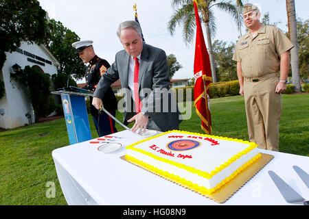 111110-N-HW977-158 NORCO, Californie (nov. 10, 2011) Les Payne, centre, contrôleur à Naval Surface Warfare Center, Corona, Division et à la retraite, des tranches d'un gâteau Marine en tant que maître Sgt. Neal Chandler, gauche, Marine Corps, officier de liaison de la métrologie au sol avis voyageurs la coutume et la Cmdr. Bill Harrell, commandant par intérim, a l'air lors d'un 236e anniversaire du Corps des Marines et respect du Jour des anciens combattants. (U.S. Photo par Greg Vojtko marine/libérés) US Navy 111110-N-HW977-158 Naval Surface Warfare Center, Corona célèbre Division USMC anniversaire Banque D'Images