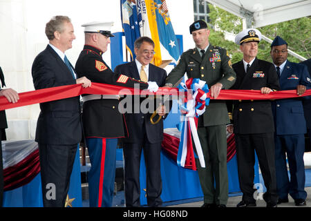 111110-N-AN650-001 BETHESDA, M.D. (Nov. 10, 2011) Le secrétaire à la Défense Leon Panetta, centre, coupe le ruban lors de la cérémonie d'inauguration de la nouvelle armée nationale Walter Reed Medical Center. Avec Panetta, de gauche, du Maryland Chris Van Hollen, Rép. du personnel marin Sgt. Glen Silva, le sergent de l'armée. Brett Graveline, arrière Adm. Alton L. Stocks, commandant de l'Armée nationale Walter Reed Medical Center, et l'Armée de l'air hauts Airman Emanuel Thompson. Les 2,4 millions de mètres carrés est le plus grand hôpital militaire et fournira des soins pour environ un million de bénéfice Banque D'Images