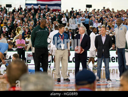 111111-N-AC887-005 SAN DEIGO (nov. 11, 2011) Secrétaire de la Marine (SECNAV) l'honorable Ray Mabus se tenait au centre avec un guerrier blessé, gauche, Earvin "Magic" Johnson, extrême gauche, et James digne, extrême droite, pour lancer le tout premier match de basket-ball classique de l'opérateur à bord du porte-avions de classe Nimitz USS Carl Vinson (CVN 70). La NCAA Division I haut rang Caroline du Tar Heels défait les Spartans de l'Université du Michigan 67-55. (U.S. Photo par marine Spécialiste de la communication de masse en chef Sam/rasoirs) Parution US Navy 111111-N-AC887-005 Secrétaire de la Marine (SECNAV) l'Honorabl Banque D'Images