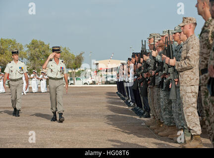 111111-F-VK137-186 MONCLAR Barracks, à Djibouti (nov. 11, 2011) Le capitaine Yann Appriou, commandant du 5e Bataillon de fusiliers marins français, rend hommage à une formation de service américain membres affectés au Camp Lemonnier, Djibouti. Le service membres représentent la Marine américaine Corp., U.S. Navy, l'armée américaine et de la vigueur au cours d'une journée internationale du souvenir des anciens combattants cérémonie tenue sur la caserne de parade, le 11 novembre. Veteran's Day est la journée choisie pour honorer les anciens combattants des guerres de l'Amérique. Il a été à l'origine connu comme le jour de l'Armistice pour commémorer la fin des hostilités dans la Première Guerre mondiale, qui se produisent Banque D'Images