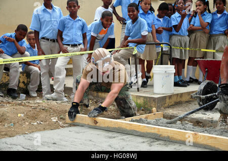 111111-A-TF780-012 SANTO DOMINGO, la République dominicaine (nov. 112011) Opérateur de l'équipement Justin Holden, affectés à la construction navale (bataillon Mobile NMCB) 23, lisse et niveaux le ciment mouillé à Basica Rafaela Santaella école pendant un projet de service communautaire soutenant le sud de la gare de partenariat 2012. Partenariat sud Station est un déploiement annuel de navires américains à la U.S. Southern Command zone de responsabilité dans les Caraïbes, en Amérique centrale et du Sud. (U.S. Photo de l'armée par le Sgt. 1re classe Alan B. Owens/libérés) US Navy 111111-A-TF780-012 Opérateur Équipement Justin Holden lisse Banque D'Images