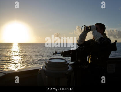 111114-N-RI884-003 OCÉAN PACIFIQUE (nov. 14, 2011) Membre de l'aileron de passerelle tribord de l'équipe de petit calibre (SCAT) monte la garde à bord du destroyer lance-missiles USS O'Kane (DDG 77) au cours de l'entraînement au large de la côte du Maine dans le cadre de l'exercice maritime intégrée Kai Koa. O'Kane participe à Kai Koa avec le Japon d'autodéfense maritime (JMSDF) destroyer hélicoptère JS Kurama (DDH 144) pour préparer les déployeurs indépendants dans plusieurs zones de combat et d'offrir de la formation dans un environnement multi-navires. (U.S. Photographie par marine Spécialiste de la communication de masse 2e classe Daniel Barker/Rel Banque D'Images