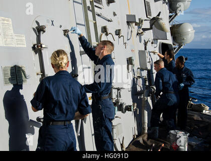 111114-N-RI884-178 OCÉAN PACIFIQUE (nov. 14, 2011) Les marins à bord de missiles de l'USS O'Kane (DDG 77) effectuer l'entretien de la côte d'Hawaï au cours de l'exercice maritime intégrée Kai Koa. O'Kane participe à Kai Koa avec le Japon d'autodéfense maritime (JMSDF) destroyer hélicoptère JS Kurama (DDH 144) pour préparer les déployeurs indépendants dans plusieurs zones de combat et d'offrir de la formation dans un environnement multi-navires. (U.S. Photographie par marine Spécialiste de la communication de masse 2e ClassMass Spécialiste Communication 2e classe Daniel Barker/libérés) US Navy 111114-N-RI884-178 Sai Banque D'Images