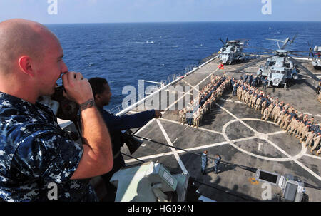 111115-N-CT127-024 GOLFE D'ADEN (nov. 15, 2011) Lt J.G. Jonathan Snow et chef spécialiste en logistique (SW/AW) Heston direct Wong marins et Marines à bord de la classe San Antonio dock de transport amphibie USS Mesa Verde (LPD 19) pour former une marine 'N' au cours de la réalisation d'une vidéo l'esprit pour la marine de l'armée par rapport à jeu. Mesa Verde est déployée dans le cadre du groupe amphibie Bataan, soutenir les opérations de sécurité maritime et les efforts de coopération en matière de sécurité dans le théâtre dans la 5e Flotte des États-Unis zone de responsabilité. (U.S. Photo par marine Spécialiste de la communication de masse 2e classe Josue L. Escobosa/libérés) Banque D'Images