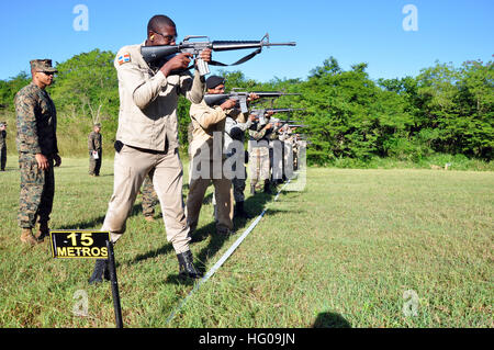 111123-A-TF780-091 SANTO DOMINGO, la République dominicaine (nov. 23, 2011) Les Marines affectés au détachement du Corps des marines à bord du navire à grande vitesse (HSV 2) Swift observer République Dominicaine marines et d'un membre au cours d'un exercice de tir de fusil de combat sur San Isidro Air Base. Swift est déployée à l'appui de Partenariat Sud Gare 2012 chaque année un déploiement de navires américains à la U.S. Southern Command zone de responsabilité dans les Caraïbes, en Amérique centrale et du Sud. (U.S. Photo de l'armée par le Sgt. 1re classe Alan B. Owens/libérés) US Navy 111123-A-TF780-091 marines affectés à la Marine Corps Det Banque D'Images