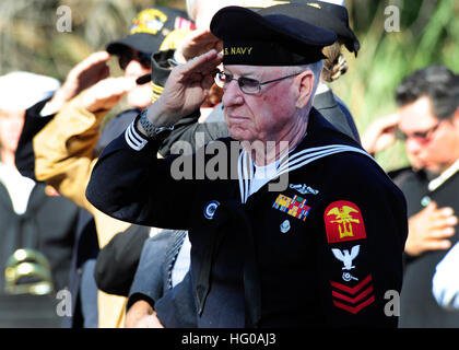 L'ancien Sailor de la seconde Guerre mondiale salue les taps joués lors de la cérémonie du souvenir de Pearl Harbor à la Naval Weapons Station Seal Beach, détachement Norco, en présence d'anciens combattants, de personnel actif et de personnel civil commémorant le 70e anniversaire de l'attaque de Pearl Harbor. Banque D'Images