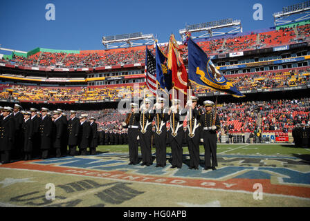111210-N-OA833-099 LANDOVER, Maryland (déc. 10, 2011) Les membres de l'académie navale des États-Unis color guard sur Mars le champ avant le 112e match de football Army-Navy à FedEx Field à Landover, MD, les aspirants ont remporté les neuf rencontres entre les équipes. (U.S. Photo par marine Spécialiste de la communication de masse 1re classe Tchad Runge/libérés) US Navy 111210-N-OA833-099 Les membres de l'académie navale des États-Unis color guard sur Mars le champ avant le 112e match de football Army-Navy à FedEx Fie Banque D'Images