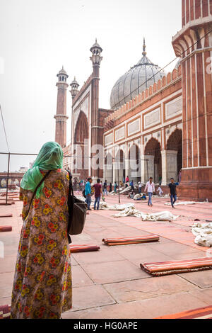 Fidèles et touristes dans la grande mosquée de l'Inde. Old Delhi, Delhi. L'Inde Banque D'Images