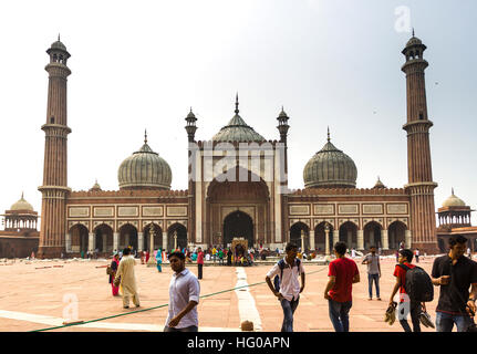 Fidèles et touristes dans la grande mosquée de l'Inde. Old Delhi, Delhi. L'Inde Banque D'Images