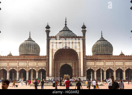 Fidèles et touristes dans la grande mosquée de l'Inde. Old Delhi, Delhi. L'Inde Banque D'Images