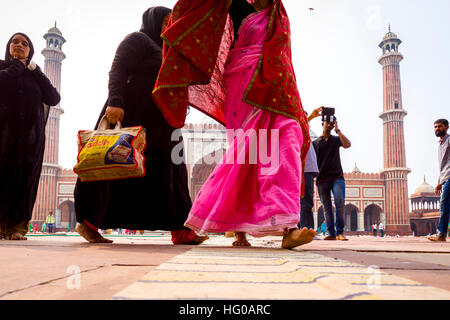 Fidèles et touristes dans la grande mosquée de l'Inde. Old Delhi, Delhi. L'Inde Banque D'Images