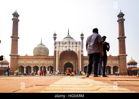 Fidèles et touristes dans la grande mosquée de l'Inde. Old Delhi, Delhi. L'Inde Banque D'Images