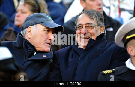 Chef de Cabinet de la Maison Blanche, William Daley, secrétaire et gauche de la Défense, Leon Panetta, visite dans les stands tout en fréquentant theArmy vs Navy college football match au FedEx Field à Landover, Maryland, Samedi, Décembre 10, 2011. (DOD PHOTO PAR GLENN FAWCETT)(1992) William Daley, Leon Panetta, de l'Armée Marine vs 2011 Banque D'Images