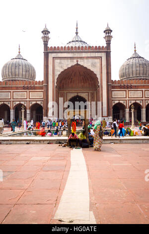 Fidèles et touristes dans la grande mosquée de l'Inde. Old Delhi, Delhi. L'Inde Banque D'Images