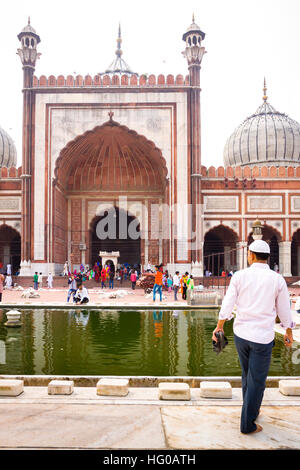 Fidèles et touristes dans la grande mosquée de l'Inde. Old Delhi, Delhi. L'Inde Banque D'Images