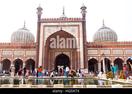 Fidèles et touristes dans la grande mosquée de l'Inde. Old Delhi, Delhi. L'Inde Banque D'Images