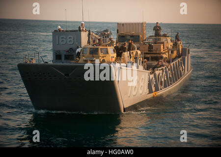 111211-N-PB383-919 PHILLIPINE SEA (déc. 11, 2011) une unité de débarquement, affecté à l'unité d'assaut, 5 s'approche du pont du coffre du quai de transport amphibie USS New Orleans (LPD 18). La Nouvelle Orléans et entrepris de Marine affecté à la 11e Marine Expeditionary Unit (11e MEU) fonctionnent dans la 7e Flotte des États-Unis zone de responsabilité dans le cadre de l'arrêt Makin Island prêt Groupe. (U.S. Photo par marine Spécialiste de la communication de masse 2e classe Dominique Pineiro/libérés) US Navy 111211-N-PB383-919 un assaut de plaisance s'approche du pont du coffre Banque D'Images