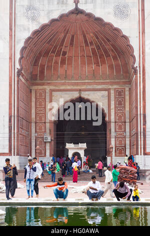 Fidèles et touristes dans la grande mosquée de l'Inde. Old Delhi, Delhi. L'Inde Banque D'Images