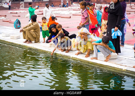 Fidèles et touristes dans la grande mosquée de l'Inde. Old Delhi, Delhi. L'Inde Banque D'Images