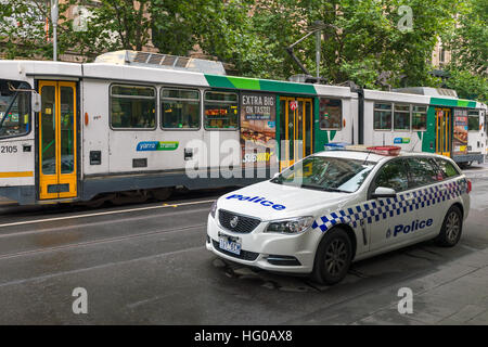 Melbourne, Australie - 27 décembre 2016 : Holden voiture de police garée à Melbourne CBD zone. Banque D'Images