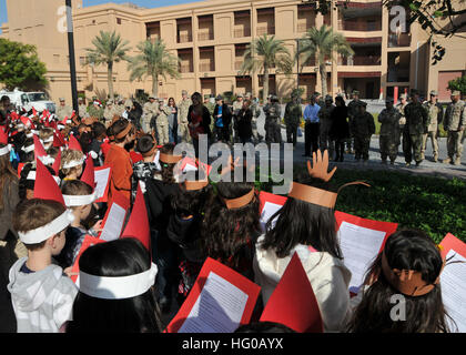 111213-N-MC951-016 La base navale américaine, Bahreïn (31 déc. 13, 2011) Les enfants de la Bahrain cantiques de Noël à l'école publique américaine et les employés civils. (U.S. Photo par marine Spécialiste de la communication de masse 1re classe Cynthia Z. De Leon/libérés) US Navy 111213-N-MC951-016 Bahreïn Enfants de cantiques de Noël à l'école publique américaine et les employés civils Banque D'Images