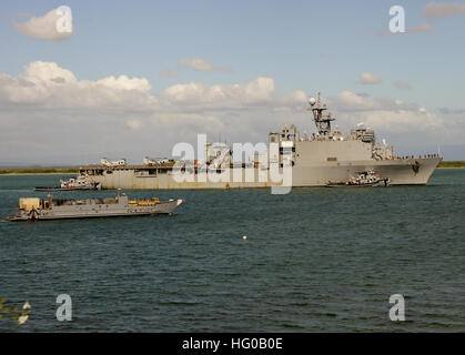 111213-N-IQ128-049 GUANTANAMO BAY, Cuba (déc. 13, 2011) Le quai de débarquement amphibie USS Oak Hill (LSD 51) arrive à la base navale de la Baie de Guantanamo à Cuba, d'effectuer des contre-mesures agricoles laver les bas de tous les équipements embarqués. Guantanamo est le dernier port d'Oak Hill, visiter avant de retourner aux États-Unis après l'appui de Partenariat Sud amphibie Station 2011 dans les Caraïbes. Oak Hill a effectué des missions d'aide humanitaire en Colombie, Panama, le Honduras et le Guatemala. (U.S. Photo par Marine R. Vargas/libérés) US Navy 111213-N-IQ128-049 USS Oak Hill arrive à la Station Navale de Guantan Banque D'Images