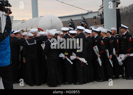 111214-N-AW342-102 Groton (Connecticut), (déc. 14, 2011) Les marins affectés au sous-marin de la classe Los Angeles USS Dallas (SSN 700) parler avant la rencontre avec des êtres chers en attente sur le quai. Dallas est revenu à Naval Submarine Base New London après un déploiement de six mois. (U.S. Photo par marine Spécialiste de la communication de masse 1re classe Virginia K. Schaefer/libérés) US Navy 111214-N-AW342-102 marins affectés au sous-marin de la classe Los Angeles USS Dallas (SSN 700) parler avant la rencontre avec des êtres chers en attente sur Banque D'Images