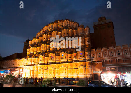 Hawa Mahal extérieurs éclairés la nuit au crépuscule. Jaipur, Rajasthan. L'Inde Banque D'Images