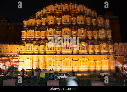 Hawa Mahal extérieurs éclairés la nuit au crépuscule. Jaipur, Rajasthan. L'Inde Banque D'Images