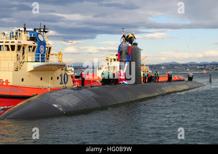 111216-N-HG315-003 SAN DIEGO (déc. 16, 2011) Le Los Angeles-sous-marin d'attaque USS classe Asheville (SSN 758) renvoie à d'attache à San Diego après quatre mois de déploiement de la 4ème Flotte américaine zone de responsabilité. Asheville parcouru plus de 20 000 milles marins à mener des opérations de lutte contre le trafic de stupéfiants. (U.S. Photo par marine Spécialiste de la communication de masse 1re classe Shannon Warner/libéré) US Navy 111216-N-HG315-003 Le Los Angeles-classe sous-marin d'attaque USS Asheville (SSN 758) renvoie à d'attache à San Diego après quatre mois d'deplo Banque D'Images