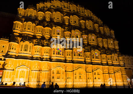 Hawa Mahal extérieurs éclairés la nuit au crépuscule. Jaipur, Rajasthan. L'Inde Banque D'Images