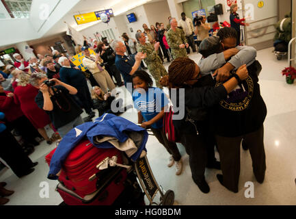 111219-N-QF368-292 BALTIMORE (déc. 19, 2011) sont accueillis par les membres de la famille, les amis et les bénévoles de l'opération Bienvenue Accueil Maryland (OWHM) après son retour de l'étranger. OWHM est une armée de volontaires qui accueille le retour des membres qui reviennent de l'étranger. Plus de 300 membres des services arrivant à Baltimore Washington International Airport. (U.S. Photo par marine Spécialiste de la communication de masse 2e classe/Danals David) Parution US Navy 111219-N-QF368-292 sont accueillis par les membres de la famille, les amis et les bénévoles Banque D'Images