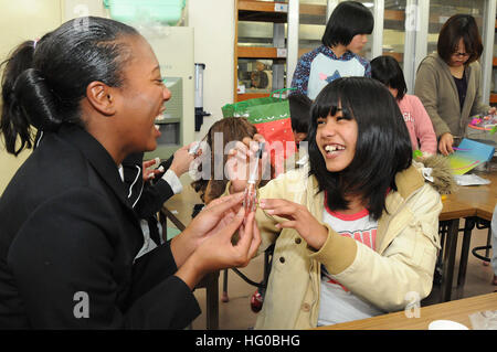 111221-N-SP676-232 Yokosuka, Japon (déc. 21, 2011) Seaman Ashlie Booker, affecté à la 7è Parc commande USS Blue Ridge (CAC 19), offre des produits de beauté avec un orphelin à l'Shunko Gakuen la maison d'enfants. Les marins de Blue Ridge a donné plus de 70 cadeaux aux enfants au cours de l'événement de service communautaire. (U.S. Photo par marine Spécialiste de la Communication de Masse, Brian A. 3e classe/Pierre) Parution US Navy 111221-N-SP676-232 Seaman Ashlie Booker joue avec un enfant Banque D'Images